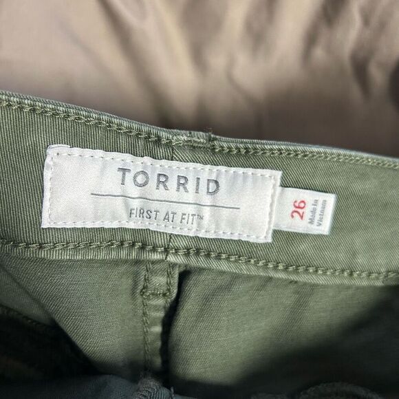 Torrid Shorts Plus Size 26W Olive Green NWT Button Front - Picture 5 of 6